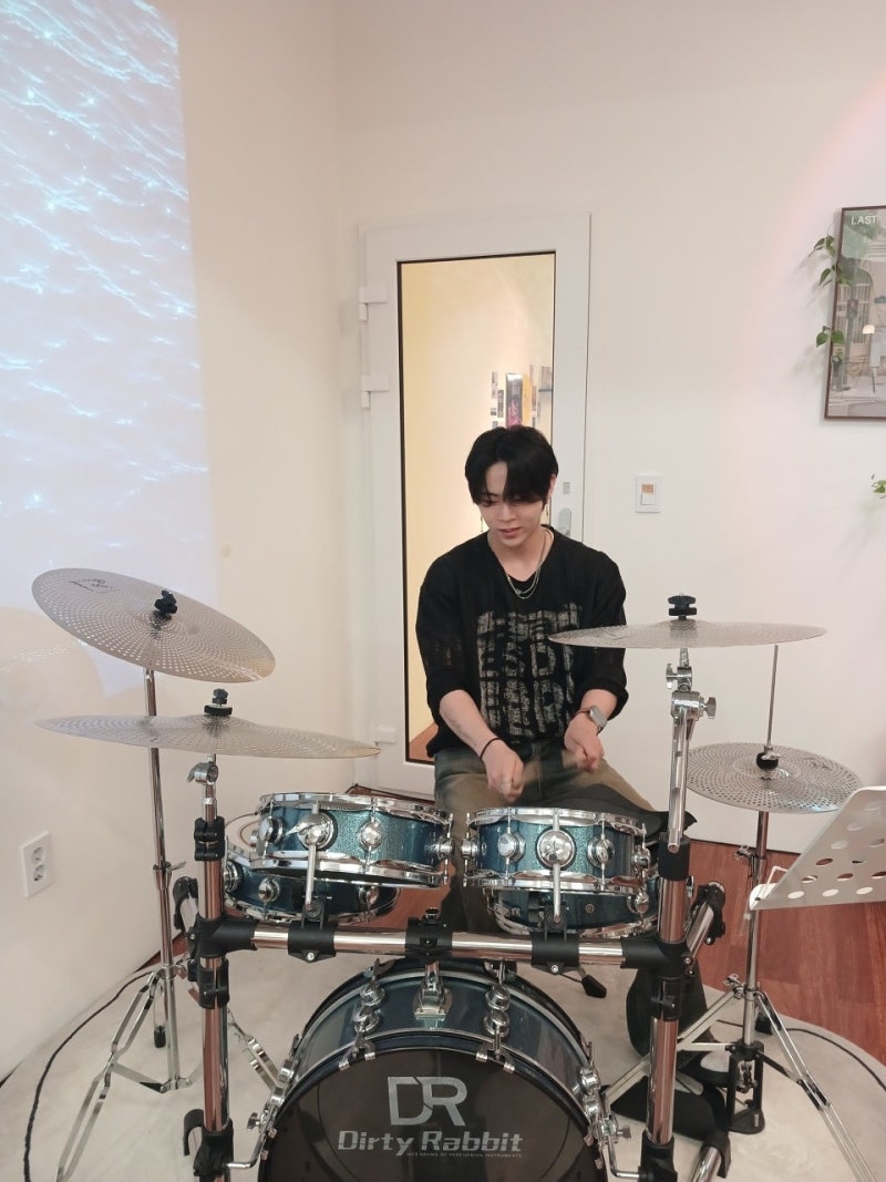 오늘은뮤직 양재점 드럼 레슨실에 놓인 드럼 세트