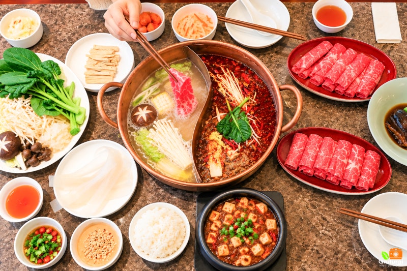 Gangnam Date Spot: 'Black and White Chef' Manjjeotnam, Nonhyeon Station Hotpot Restaurant