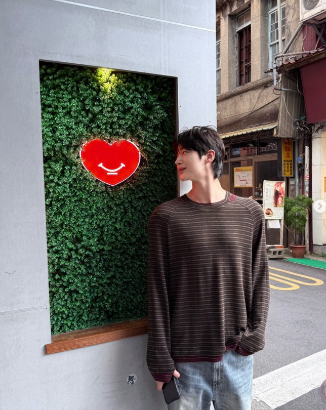 변우석, 추석 연휴 비주얼 스트라이프 티셔츠 하나로 완성한 여행 화보