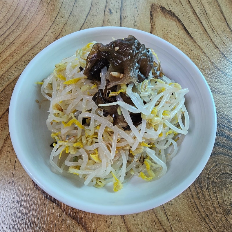 소금으로 간한 숙주나물 무침, 아삭함이 오래가는 비법