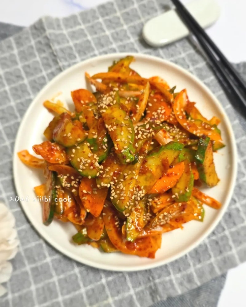절이지 않은 아삭한 오이무침 레시피 간단한 오이 양파 무침 만들기 오이 1개