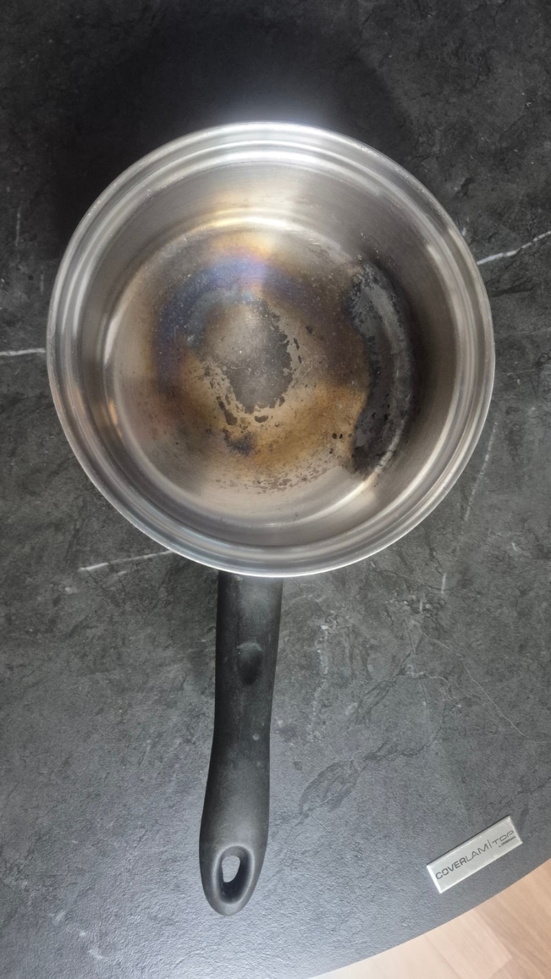 스텐냄비가 누렇게 타고 무지갯빛으로 변했다면? 새것처럼 되살리는 방법