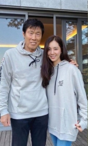 "한채아 딸 폭풍성장 산책" 차범근과 함께한 근황 포착