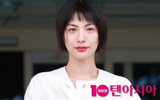 나나, 얇아진 입술과 머리 변화 밀라노 출국길서 확 달라진 분위기…필러 여부는 미확인