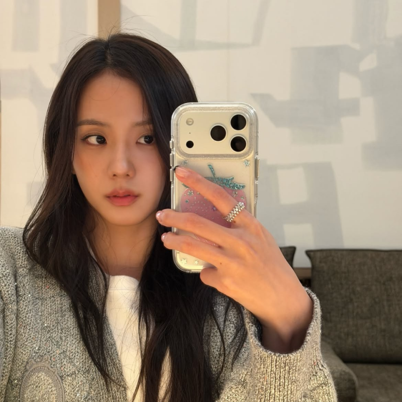 로고 하나 없는데 400만원 넘습니다… 지수가 자주 끼는 애착 반지