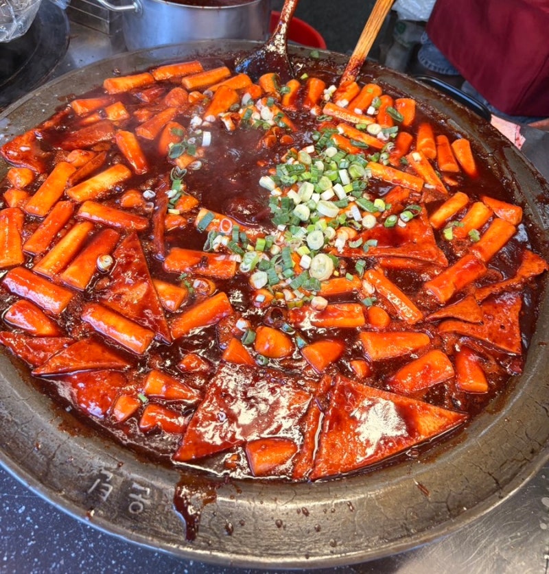 부산 해운대시장 상국이네 진한 양념 쌀떡볶이에 바삭한 튀김까지