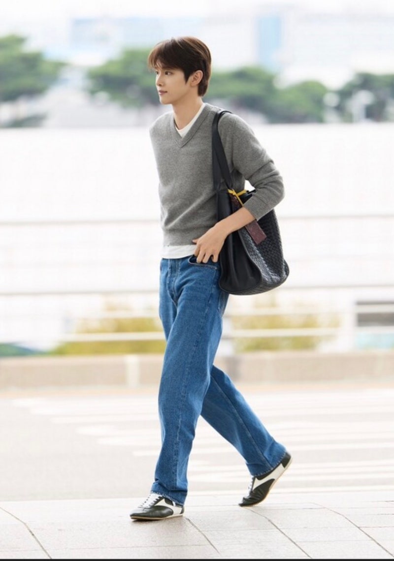 니트에 청바지 입었는데 가방만 689만원?.. 성찬 밀라노 출국룩