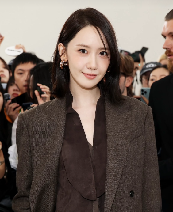 "가을여신이 따로 없네" 긴머리 싹둑 자른 배우 임윤아, 밀라노서 브라운 수트 입자 확 달라....