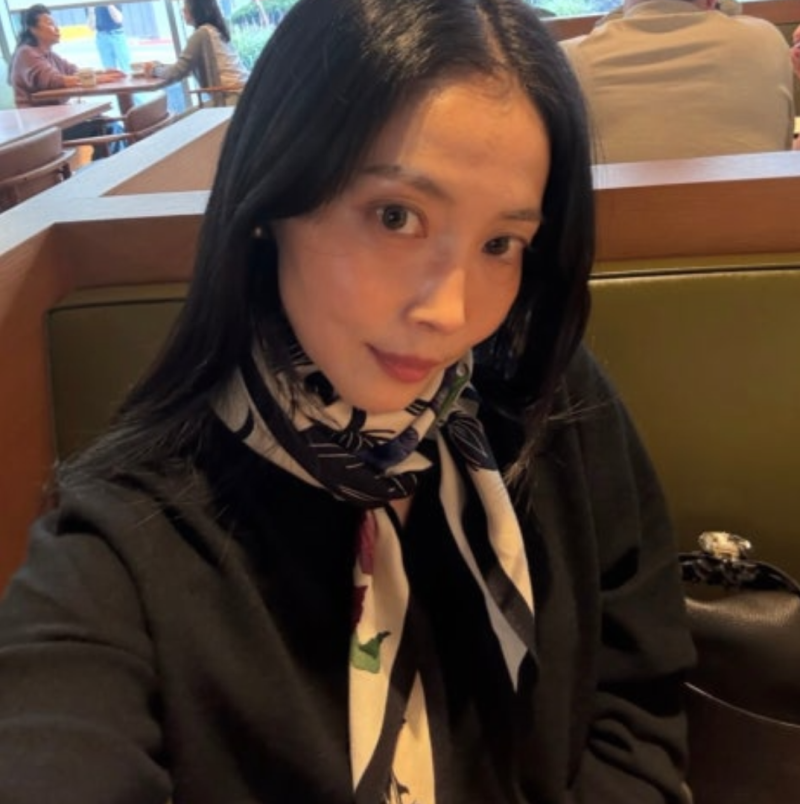 "당연히 명품인 줄..." 컬러 바꿔가며 착용한 40대 여배우의 7만원대 스카프 정체