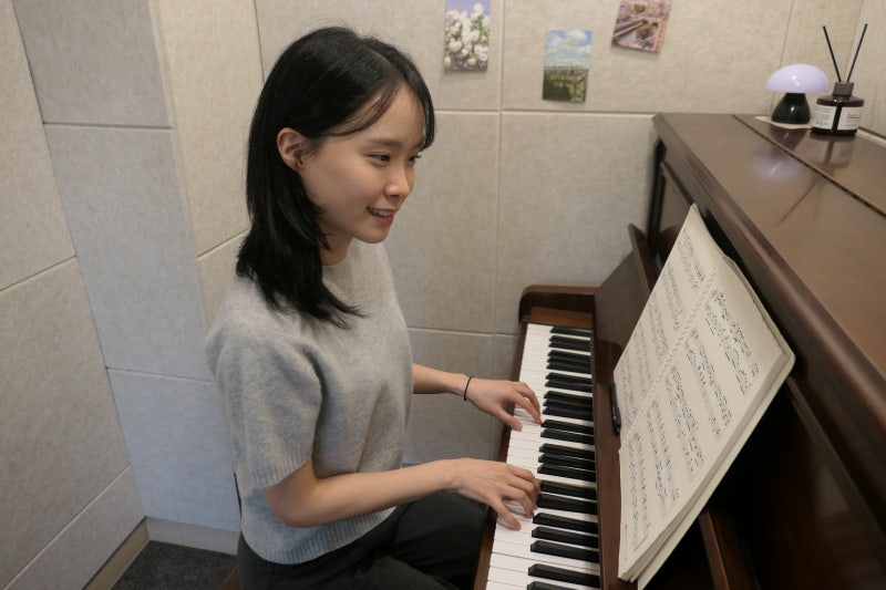 오늘은뮤직 광주점 피아노 레슨, 건반 위에 손을 올린 수강생