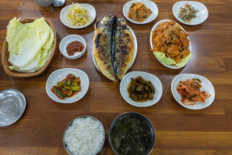 [제주 구좌 맛집] 1만 원에 노릇한 고등어구이+제육볶음 쌈밥이 한상 가득?! 세화해수욕장 가....