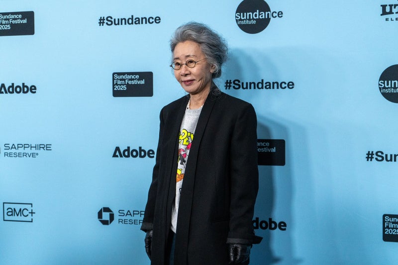79세 윤여정 에미상 빈손, 트로피 3개 정체 따로 있었다