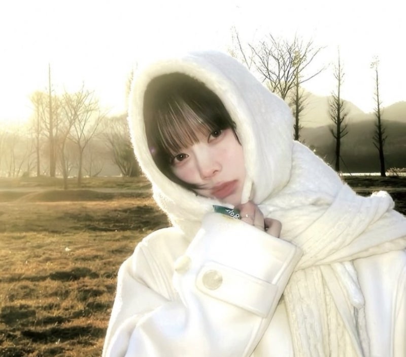 aespa Winter's Bob: Creating a Winter Vibe with Sunlight and a White Scarf