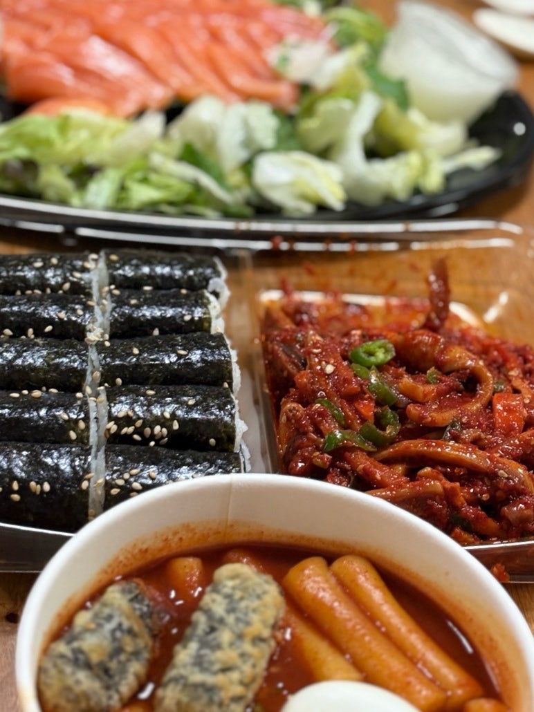 코스트코 인기메뉴 추천 : 충무김밥, 연어회샐러드, 로티세리치킨, 떡볶이 후기