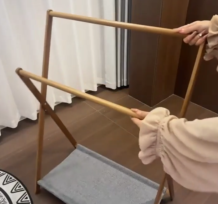 한 번 입은 옷 어디에 두세요? 의자 위 옷더미 정리하는 접이식 2단 행거