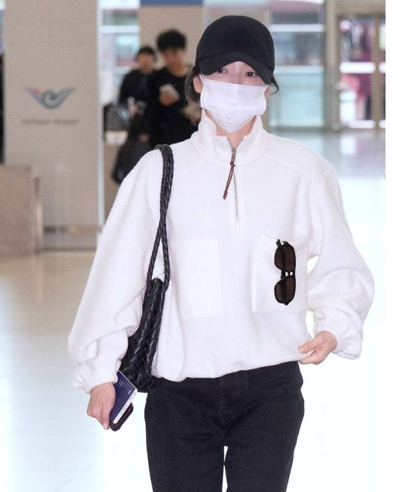45세 송혜교, 모자에 마스크까지 썼는데 공항패션이 이 정도?