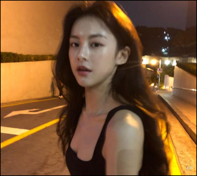 고윤정 거리 사복에 저장 버튼 눌렀다, 무채색 룩에 숨은 '이 한 끗'
