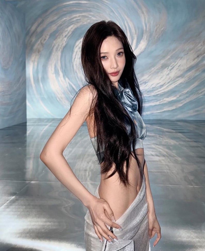 Red Velvet Joy 中秋近況，大膽姿勢認證「纖細腰身」