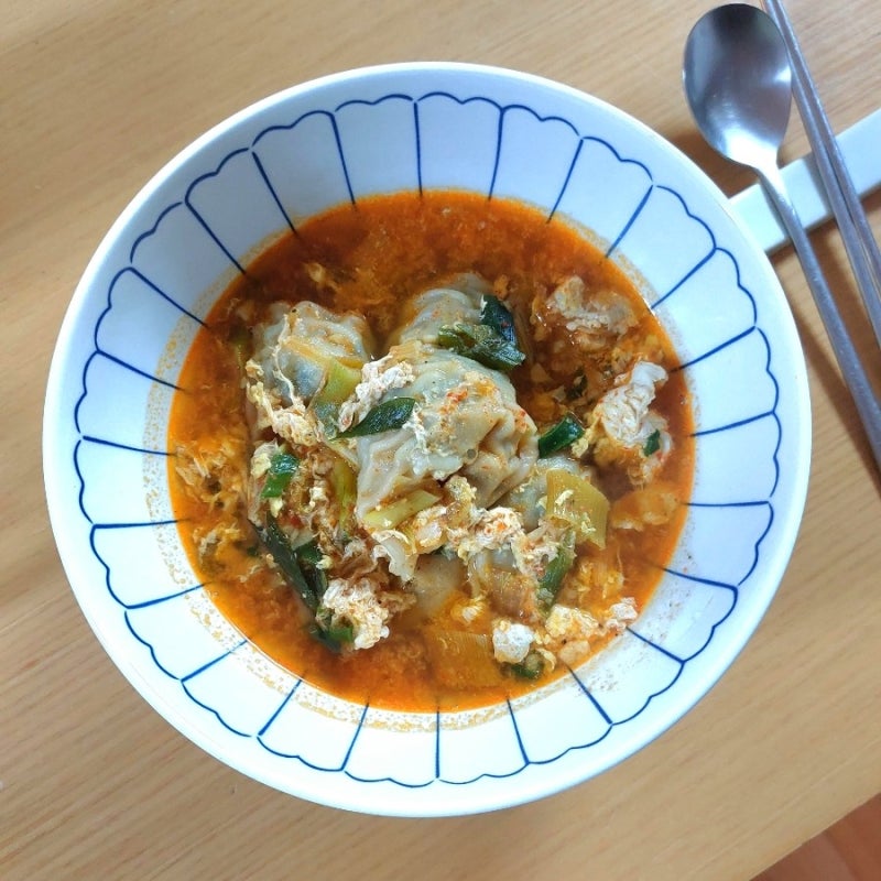 얼큰만두국 끓이는법, 냉동만두로 간단하게 만드는 칼칼한 만두국 레시피