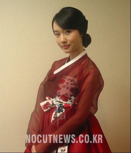 [연예] 기모노 대신 한복 입고 일본 방송 출연 금지 각오했던 이정현의 남다른 한복 사랑 역....