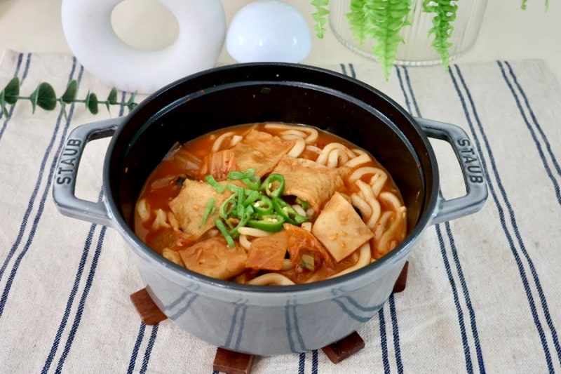 진작 이렇게 해 먹을 걸! 10분 완성 투다리 김치우동 만들기