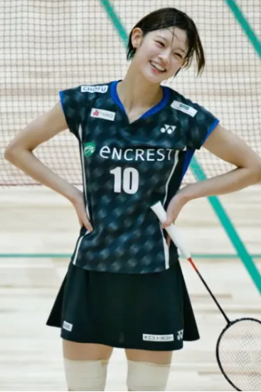 She's so cute, the internet is buzzing! A 2005-born badminton player who resembles NewJeans' Hanni
