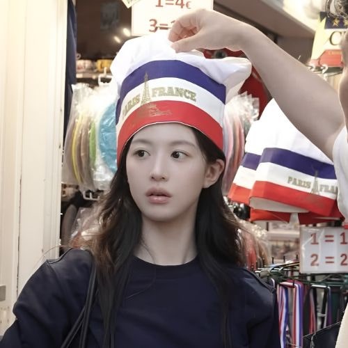 "나도 이거 입으면 고윤정처럼 될까?" 배우 고윤정, 파리서 보여준 "6만원대 맨투맨룩"