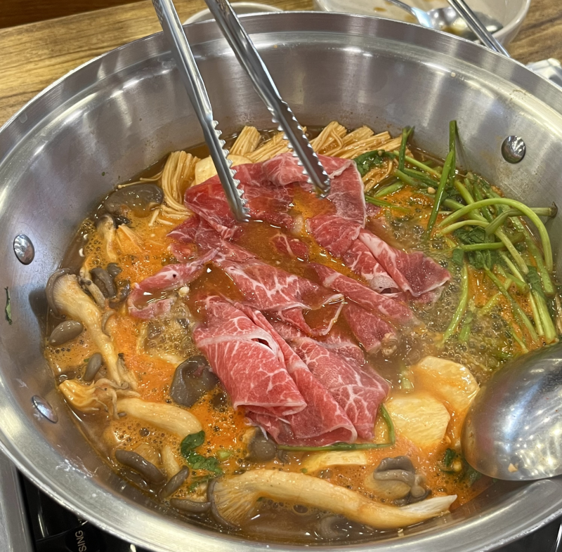 [은평구] 새절역 동네 맛집 소고기 샤브 버섯매운탕, 산타고 먹으니 더....