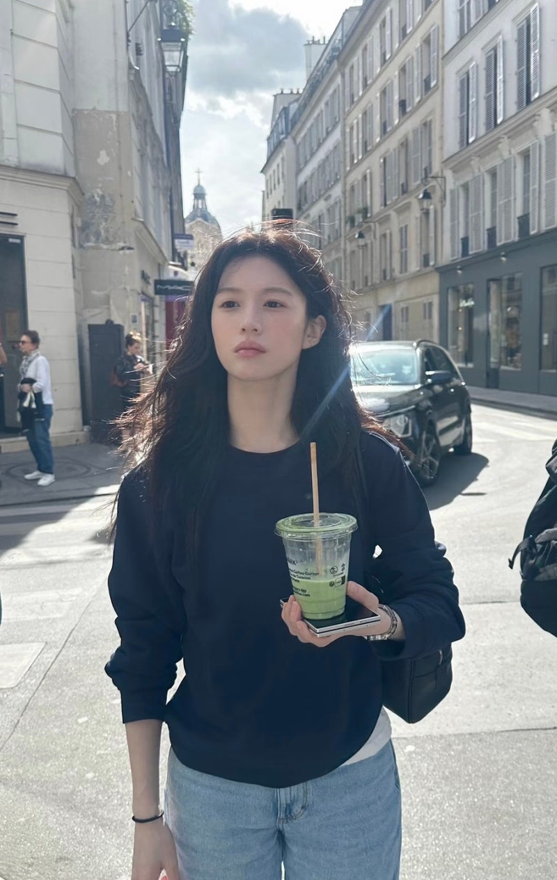 30세 고윤정, 샤넬 행사 끝나고 입은 건 의외네… 파리 사복 눈길
