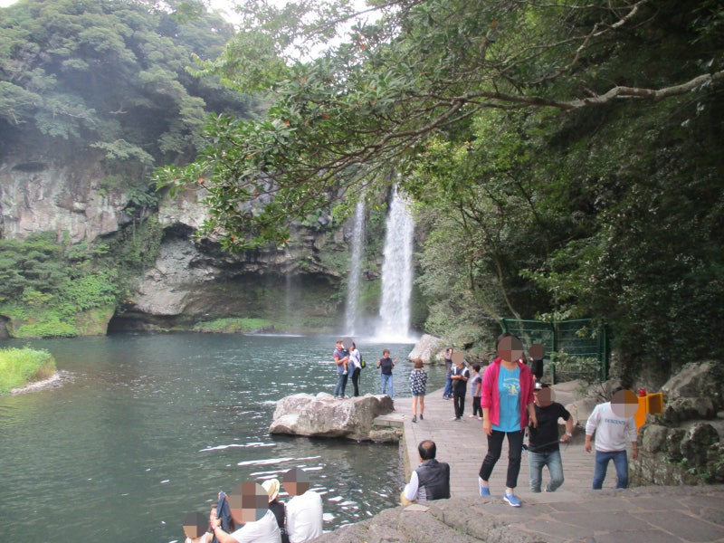 10月濟州島旅遊路線 天地淵瀑布散步道，西歸浦觀光約會好去處