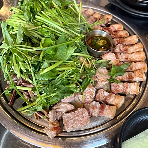 서산고기집 돈필살 호수공원 숙성한돈 모듬한판 미나리 조합