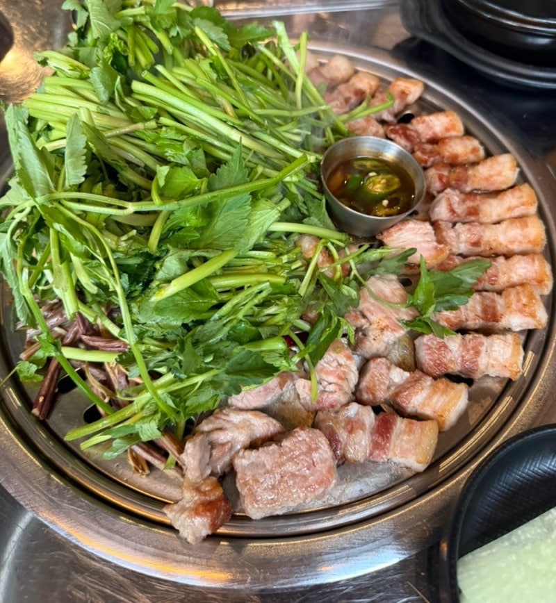서산고기집 돈필살 호수공원 숙성한돈 모듬한판 미나리 조합