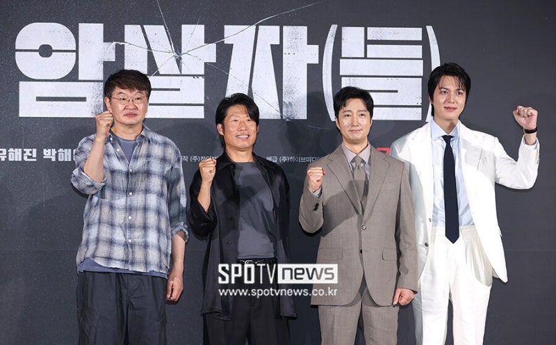 추석 개봉영화 4파전 예매율 비교, '암살자들' 추석 당일에만 42만 동원하며 압도적 1위