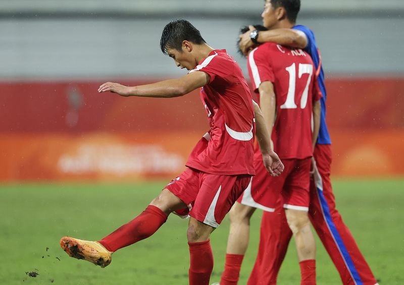 "페어플레이 맞나" 심판 탓하다 인사도 없이 퇴장…북한 축구, 3년 전에도 똑같았다
