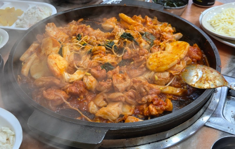 춘천집 닭갈비 막국수 | 신촌 현대백화점 내돈내산 맛집 뼈없는닭갈비+볶음밥 후기