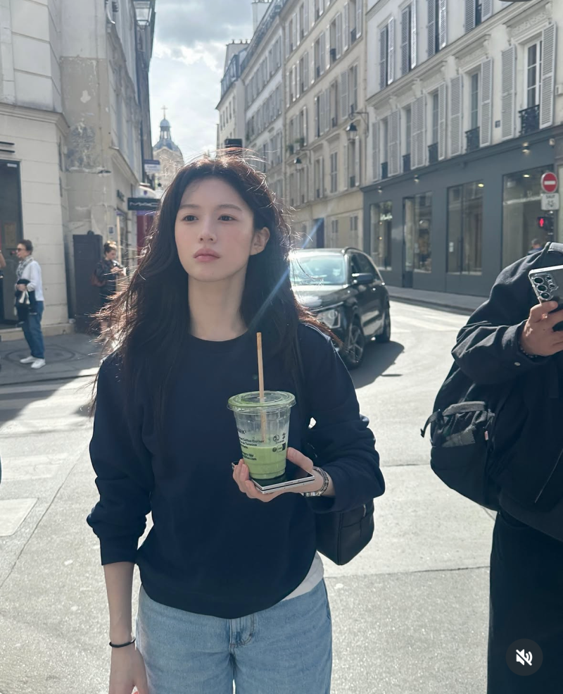 Go Youn-jung's Instagram Paris Casual Fashion: Chanel Bag Information