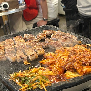 합정 마부자생삼겹살 | 맛있는 김치에 직접 구워주는 합정 삼겹살 맛집