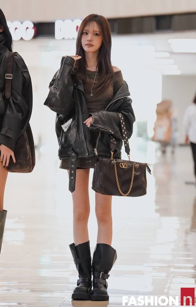 아이브 리즈 공항 가방 어디 거? 무심하게 든 브라운 백이 494만원 발렌티노