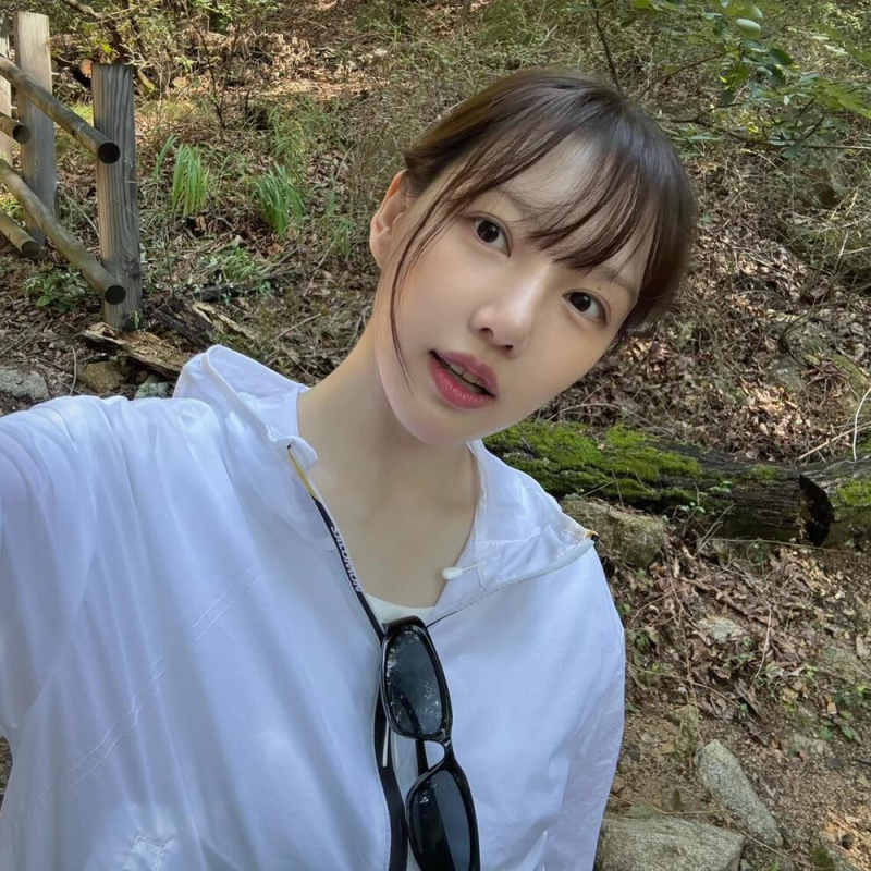 여자친구 예린 근황, 숲길 셀카 뒤에 있던 첫 솔로 팬콘과 조각별