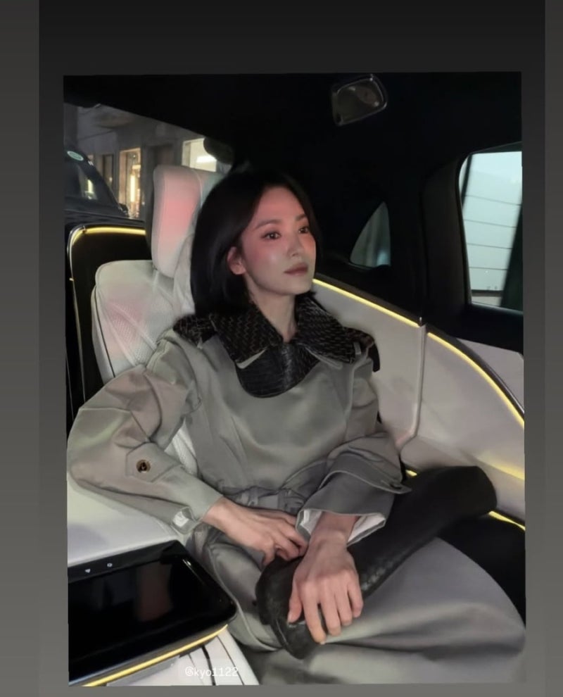 “이번 착장도 미쳤다” 송혜교, 평범한 트렌치코트인 줄 알았는데…찰떡 소화력 어디까지....
