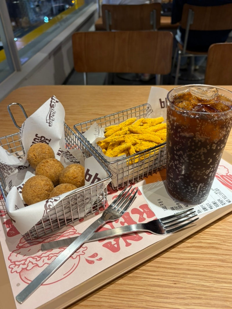 강남역 치킨 BHC 플래그십 스토어 다른 BHC 매장에 없는 플래터 메뉴, 뿌링감자 치즈볼 후기