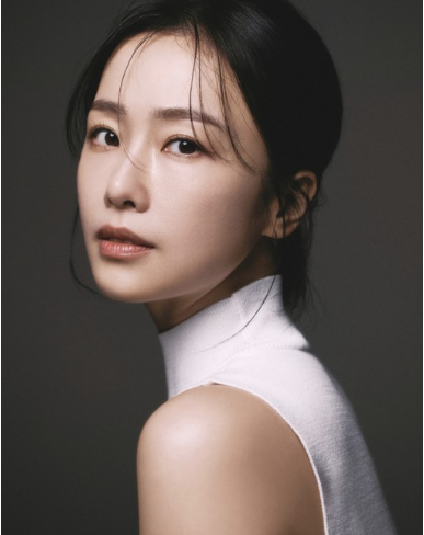 데뷔 25년 만에 칸 무대까지 갔다는 홍수현, 정작 다들 이 와이드 데님 전시장룩만 검색했다....