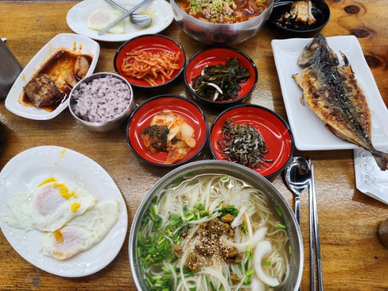 제주공항 근처 맛집 해녀잠수촌｜성게국수·전복물회 먹었는데 고등어구이가 서비스?!