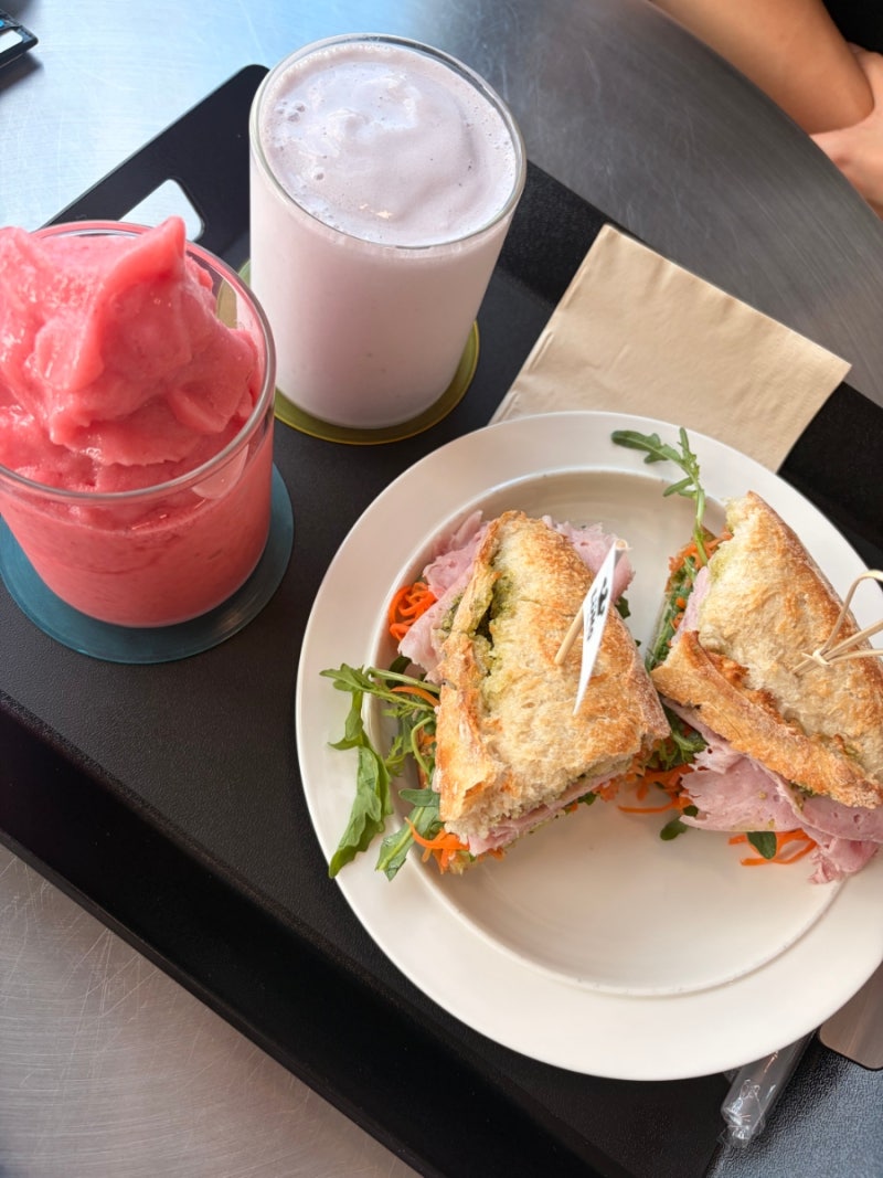 [Gangwon/Gangneung] Lumo: A Gangneung Brunch Cafe for Figure Enthusiasts - Jambon Sandwich & Strawberry Smoothie & Blueberry
