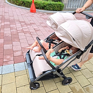 좁은 공간에서도 편했던 쌍둥이 육아 필수템 순성 쌍둥이유모차 미니고 트윈