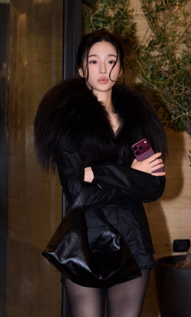 “가방이 예쁘긴 하다 했는데” 결국 480만원이었다는 박규영 올블랙 룩