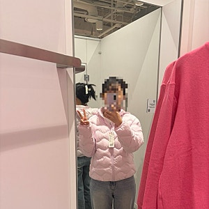 유니클로 키즈 경량패딩 핑크 160 사이즈 착용샷 (KIDS  PUFFTECH 워셔블파카)
