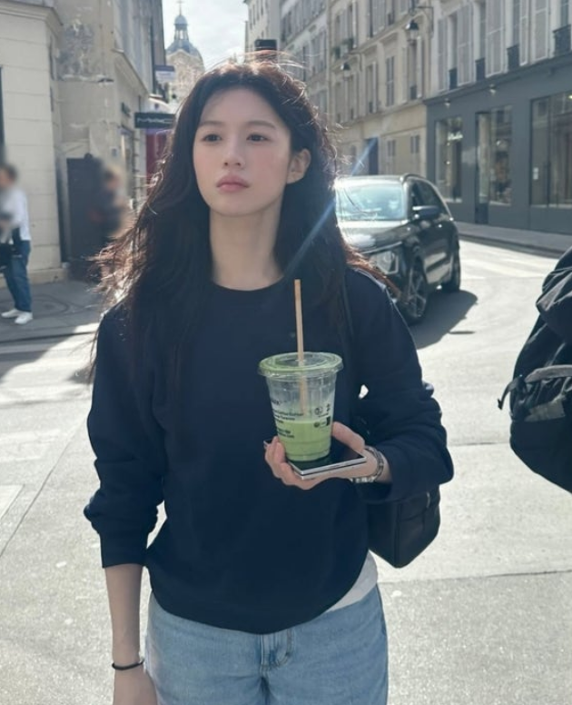 “고윤정 맞아?” 파리 길거리서 포착된 근황…가을 패션까지 분위기 미쳤다