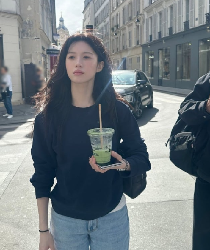 "파리가 반했다" 미모로 국위선양하는 고윤정 미모 근황