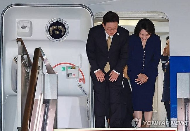 이재명 대통령, 순방 마치고 알래스카 경유지서 기자들과 차담회
